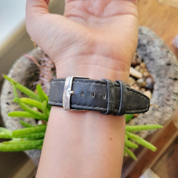 Classic Dockers Quartz Red & Black Leather Chunky Analog Watch - Picture 13 of 14